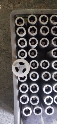 1.85g/cm3 内面にコーティングされた丸いギア 炭素連続鋳銅のための六角グラフィット